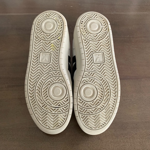 VEJA V-10 Sneaker - Picture 8 of 11